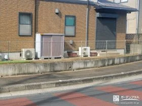 圧迫感を抑えたメッシュ状の境界フェンスで境界を区切った工事