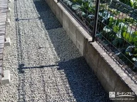 砂利を敷設し雑草対策した犬走り[施工後]