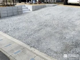 高低差のある敷地を整え出入りしやすくした駐車スペース整備工事