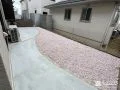 ピンクのカラーが可愛らしく雑草対策を叶えるお庭リフォーム工事