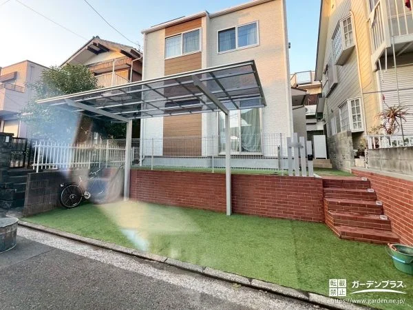 カーポートと人工芝で明るく使いやすく整えた駐車スペース工事