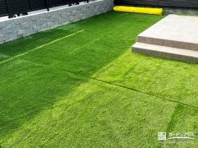 人工芝で管理しやすい主庭