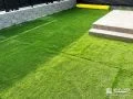 人工芝で管理しやすい主庭