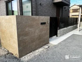 タイル門柱が主役になる上質なセミクローズ外構