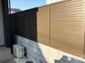 すっきりとしたデザインの横板フェンスでしっかり目隠しした工事