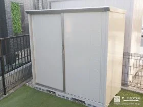 お庭の一画に設置した可愛らしいカラーの物置[施工後]