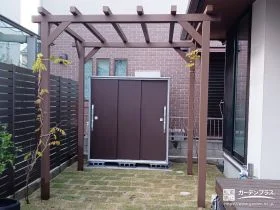 天然芝敷設とパーゴラの設置でくつろぎを生むお庭づくり工事