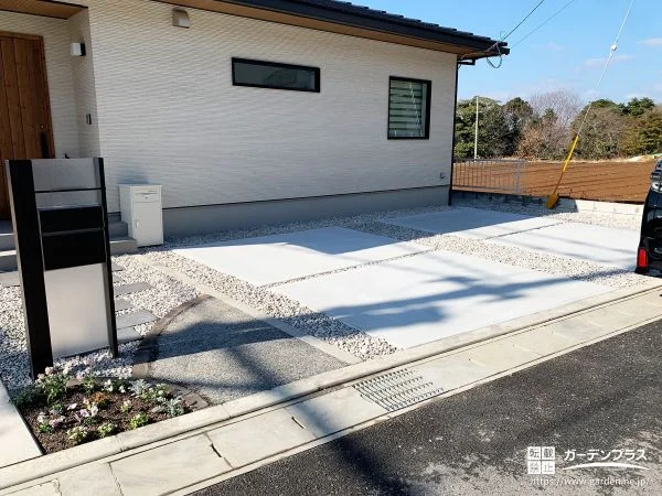 直線的なデザインで整えた駐車スペースと玄関前のリフォーム工事