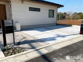 直線的なデザインで整えた駐車スペースと玄関前のリフォーム工事