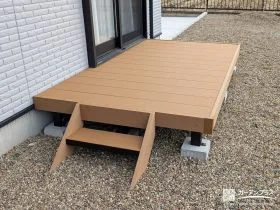 ステップ付きでお庭との行き来がしやすいウッドデッキ[施工後]