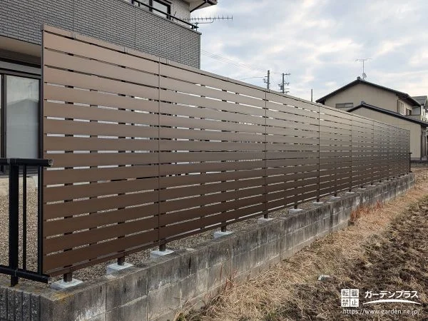 視線をほどよくカットしくつろぎを生むフェンスとデッキ設置工事