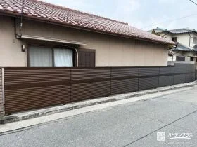 道路からの視線をやさしく遮る2段支柱の目隠しフェンス設置工事
