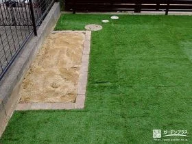 レンガの花壇がアクセントになった人工芝敷きのお庭[施工後]