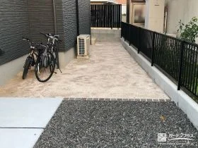 ピンコロ石を見切りに用い可愛らしく砂利の飛び出しを防止[施工後]