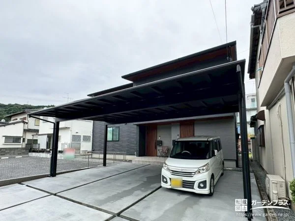 3台用カーポートで快適に。ブラックのエクステリアが引き締める新築外構