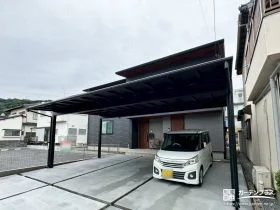 3台用カーポートで快適に。ブラックのエクステリアが引き締める新築外構