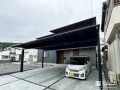 3台用カーポートで快適に。ブラックのエクステリアが引き締める新築外構