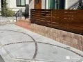 ピンコロ目地がアクセントの駐車スペース