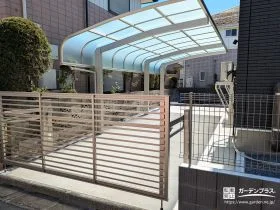 車の出し入れもスムーズに。安心感を高めたクローズ駐車スペース[施工後]
