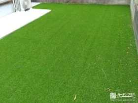 緑鮮やかな人工芝のお庭[施工後]