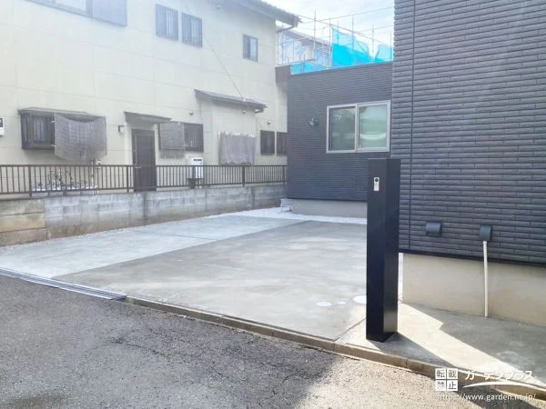 広々とした駐車スペースに土間コンクリートを打ち整えた工事