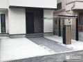 サイクルポートと門柱がすっきりと調和した機能的な玄関前工事