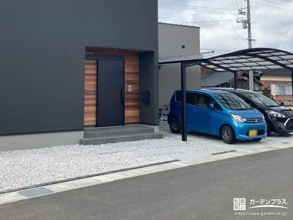 No.28881 駐車スペースから前庭までしっかり雑草対策をしたお庭工事[施工後]