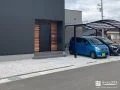 駐車スペースから前庭までしっかり雑草対策をしたお庭工事