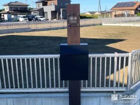 ガラスの表札が涼やかな機能門柱[施工後]