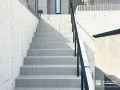 素材感の対比が魅せるアプローチ