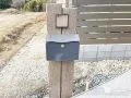 枕木とアイアンが奏でる、ヴィンテージな「家の顔」