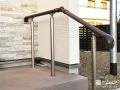 玄関ポーチの行き来を助ける手すり