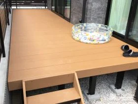 ステップ付きのウッドデッキでお庭時間を快適に[施工後]
