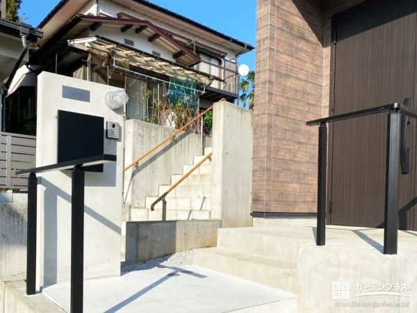 敷地の高低差を活かすため手すりを取り付け快適に整えた外構工事