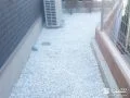 犬走りのお手入れを楽にする防草シートと砂利を敷設した工事