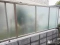 すりガラス調パネルで視線を和らげる目隠しフェンス設置工事