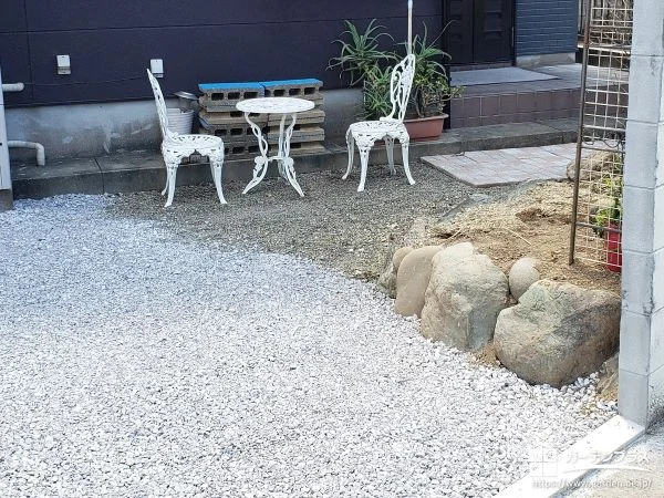 土のままの地面で少し凸凹していたお庭に白砕石を敷設した工事