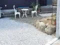 土のままの地面で少し凸凹していたお庭に白砕石を敷設した工事