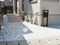 ホワイトカラーの乱形石で玄関前を明るく彩った新築外構工事