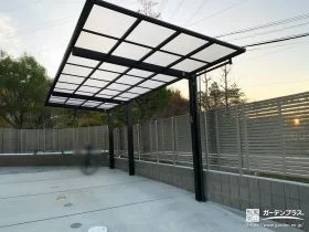 スタイリッシュなカーポートとナチュラルウッドデッキの設置工事