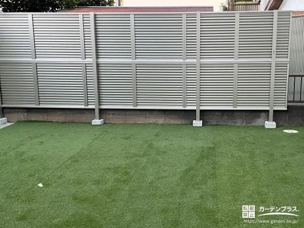 縦格子状のスクリーンフェンスが空間に動きをプラスした外構工事