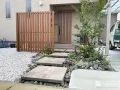 浮き階段をランダムに配置したリズム感のある新築外構工事