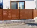 サッシに合わせた木調のやわらかな目隠しフェンス
