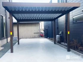 手入れいらずで使いやすい土間仕上げの駐車スペース[施工後]