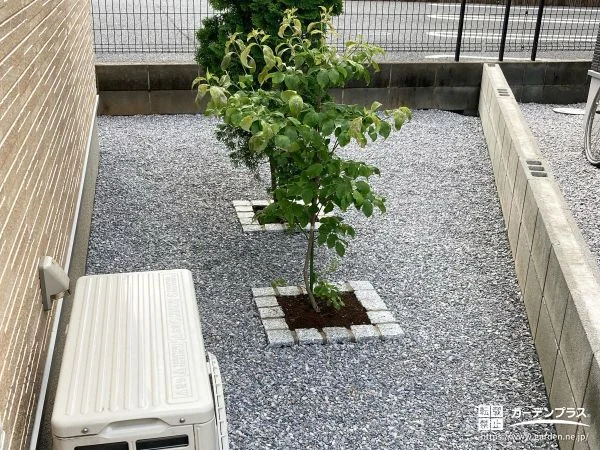 植栽の足元をピンコロ石で囲んでアクセントをプラスした工事