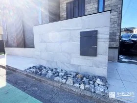 お住まいのポイントとなるモダンタイル門柱