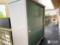 グリーンカラーの扉が可愛らしい物置