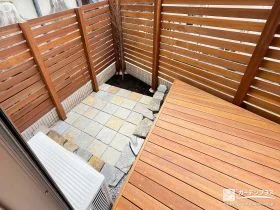 可愛らしい石張りのお庭
