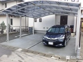 シンプルデザインのカーポート設置で駐車スペースを整えた工事