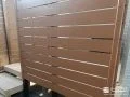 ナチュラルなブラウンカラーのフェンスで視線をカットした工事